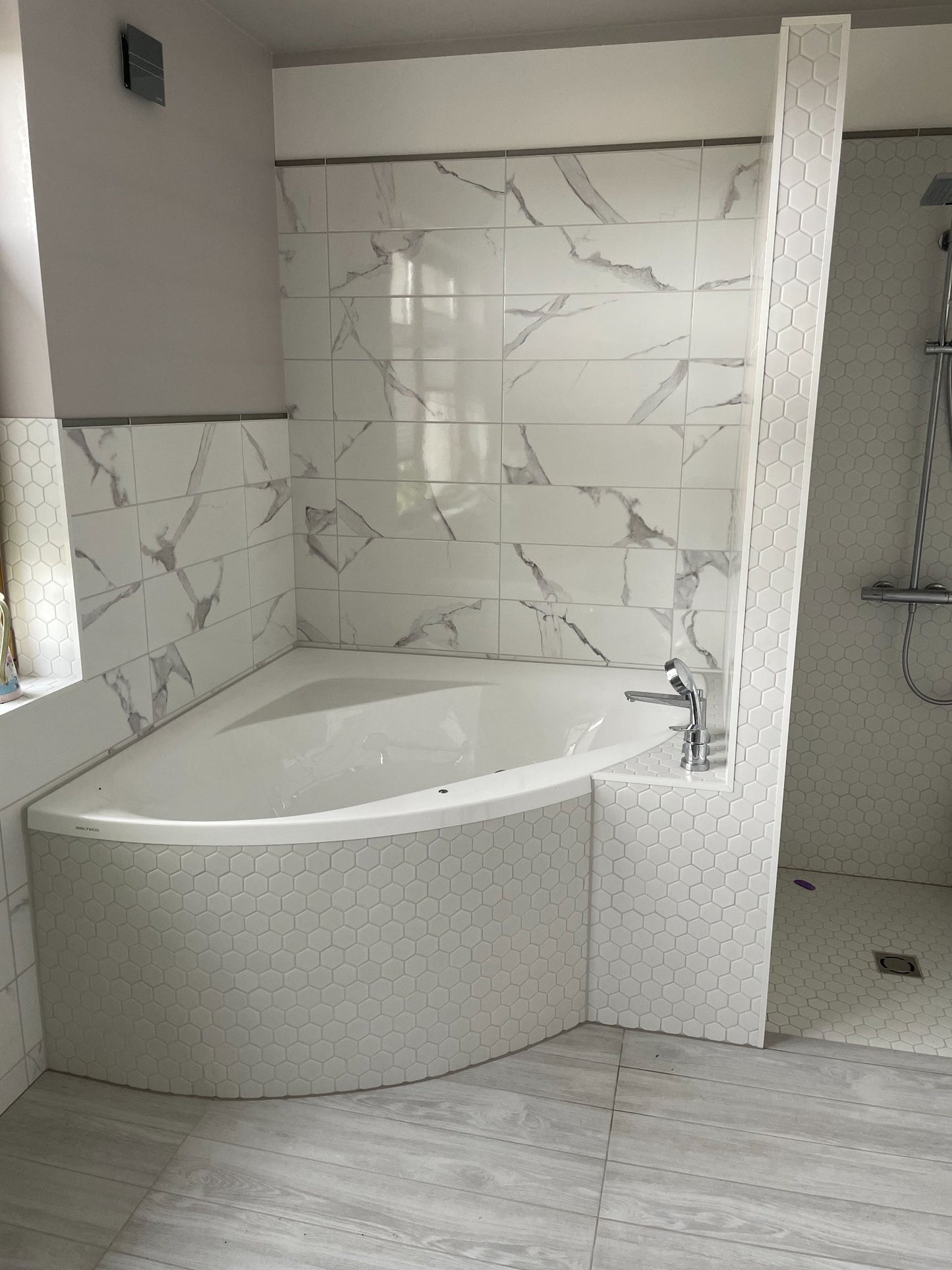 Concealed wall hatch for tiles with push-up door