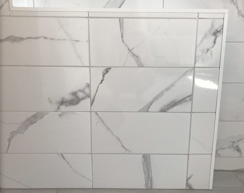 Concealed wall hatch for tiles with push-up door